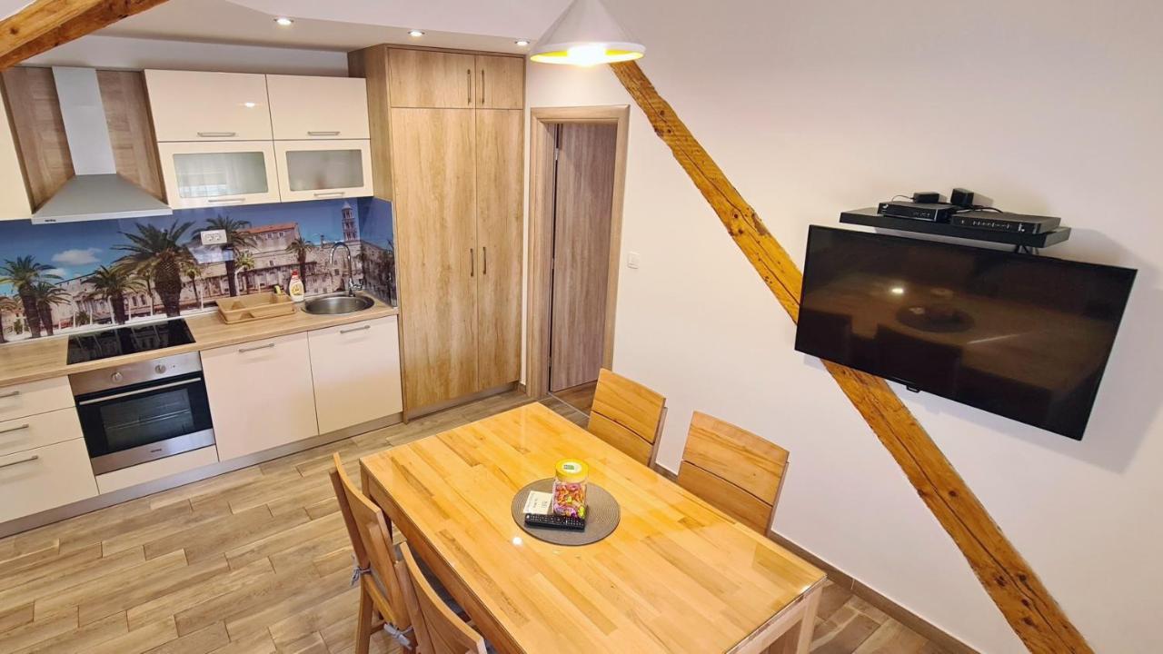 Attic Split Apartment Near City Centre Exterior photo