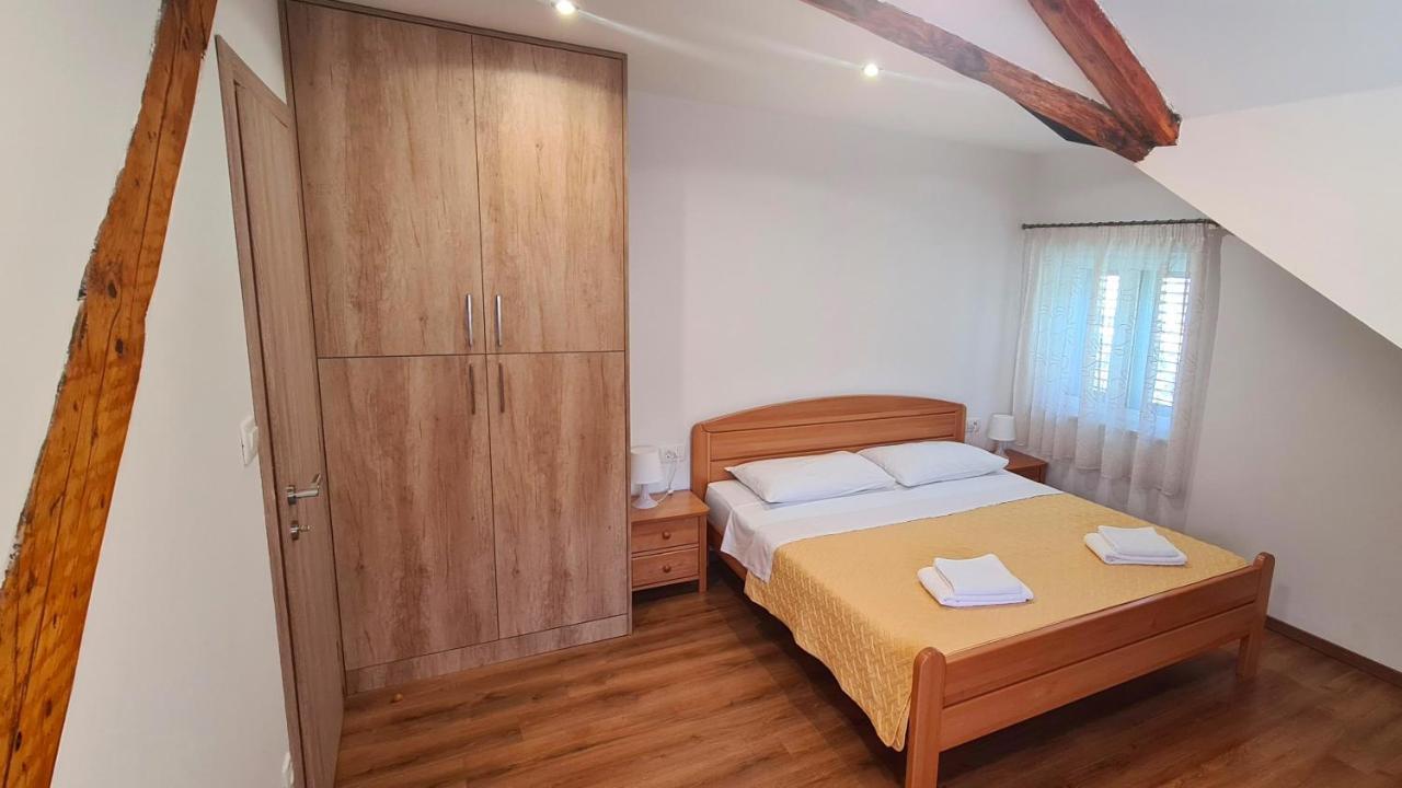 Attic Split Apartment Near City Centre Exterior photo