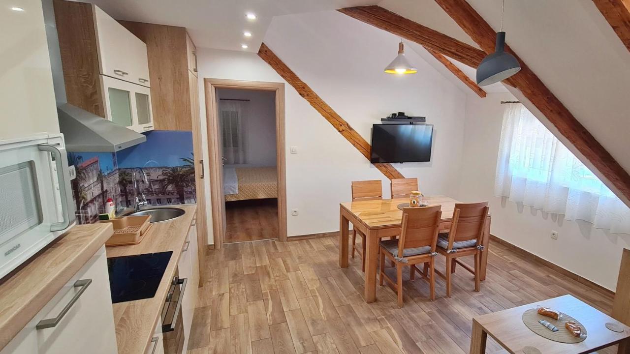 Attic Split Apartment Near City Centre Exterior photo
